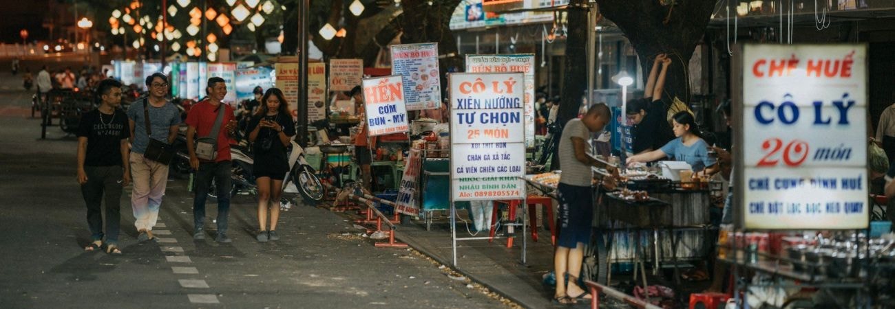 Cảnh đường phố ẩm thực Huế sôi động